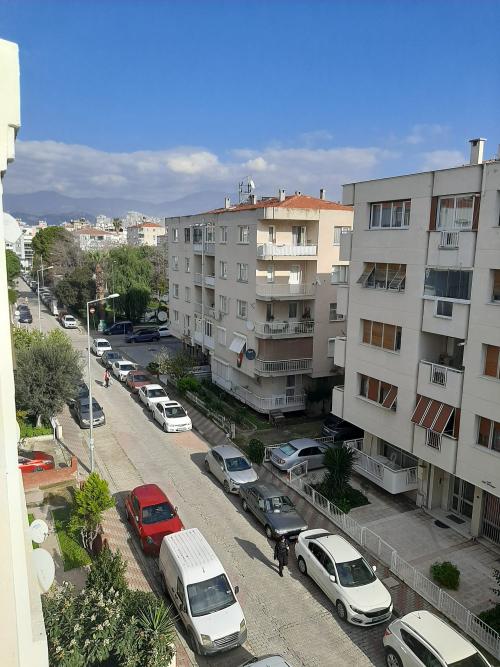 Bostanlı da, Asansörlü Doğalgazlı Ara Kat Köşe Aydınlık Daire.