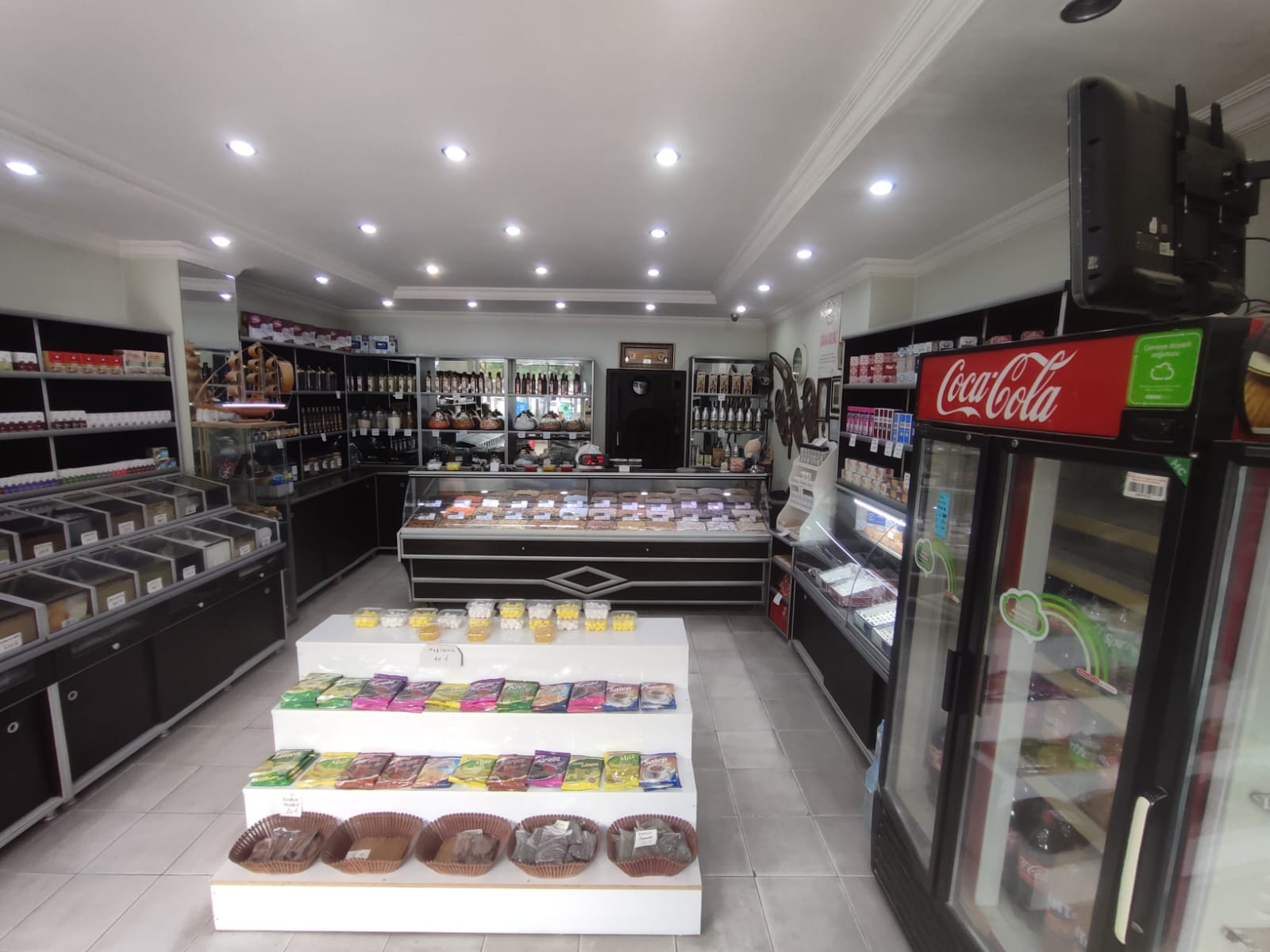 Cadde üzerinde cirosu yüksek dükkan