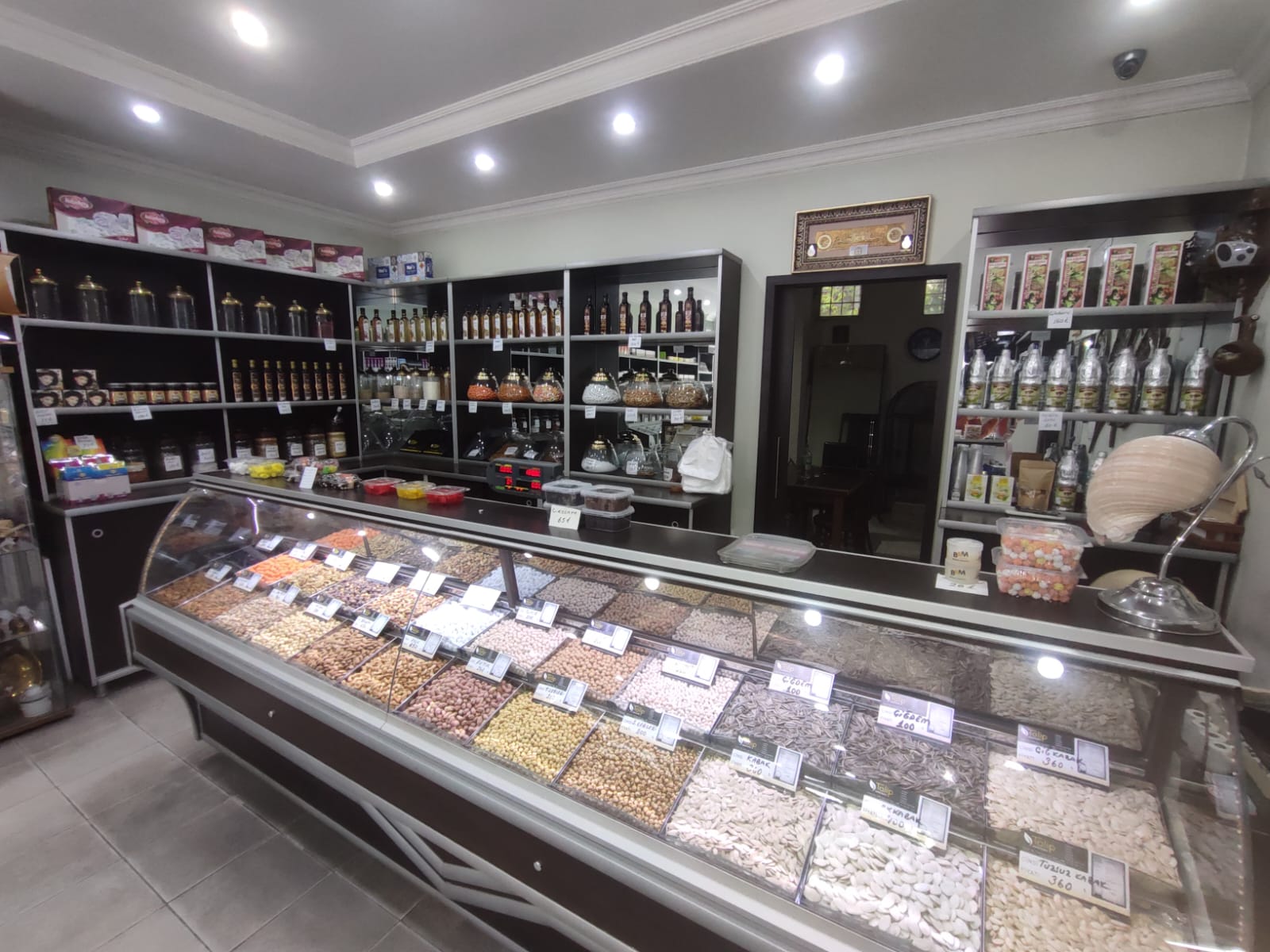 Cadde üzerinde cirosu yüksek dükkan