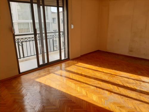 Bostanlı da, Asansörlü Doğalgazlı Ara Kat Köşe Aydınlık Daire.