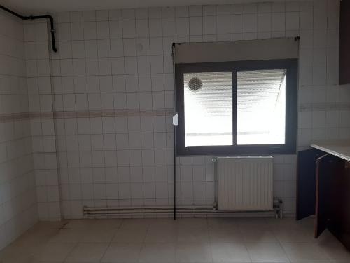 Bostanlı da, Asansörlü Doğalgazlı Ara Kat Köşe Aydınlık Daire.