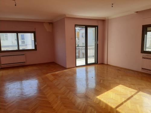 Bostanlı da, Asansörlü Doğalgazlı Ara Kat Köşe Aydınlık Daire.