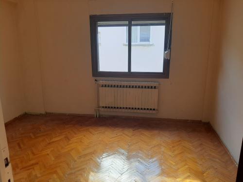 Bostanlı da, Asansörlü Doğalgazlı Ara Kat Köşe Aydınlık Daire.