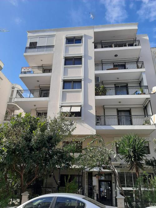 Bostanlı da, Asansörlü Doğalgazlı Ara Kat Köşe Aydınlık Daire.