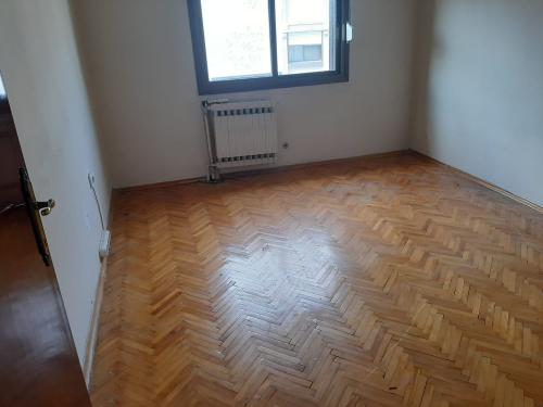 Bostanlı da, Asansörlü Doğalgazlı Ara Kat Köşe Aydınlık Daire.