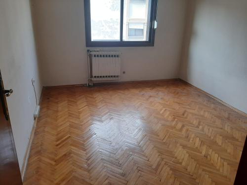 Bostanlı da, Asansörlü Doğalgazlı Ara Kat Köşe Aydınlık Daire.