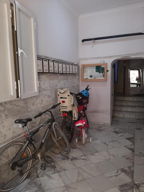 Bostanlı da, Asansörlü Doğalgazlı Ara Kat Köşe Aydınlık Daire.