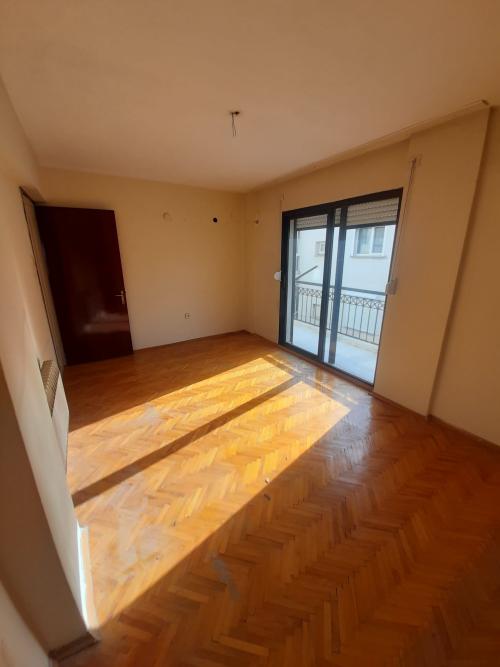 Bostanlı da, Asansörlü Doğalgazlı Ara Kat Köşe Aydınlık Daire.