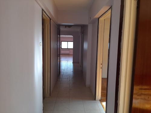 Bostanlı da, Asansörlü Doğalgazlı Ara Kat Köşe Aydınlık Daire.