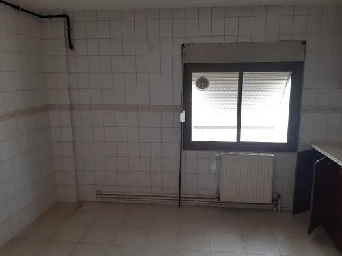 Bostanlı da, Asansörlü Doğalgazlı Ara Kat Köşe Aydınlık Daire.