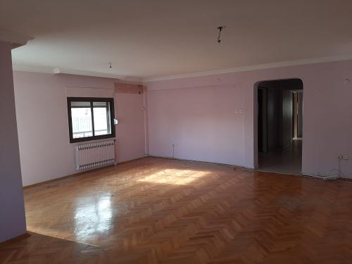 Bostanlı da, Asansörlü Doğalgazlı Ara Kat Köşe Aydınlık Daire.