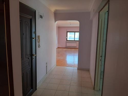 Bostanlı da, Asansörlü Doğalgazlı Ara Kat Köşe Aydınlık Daire.