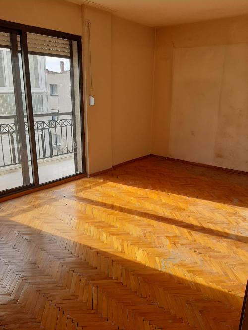 Bostanlı da, Asansörlü Doğalgazlı Ara Kat Köşe Aydınlık Daire.