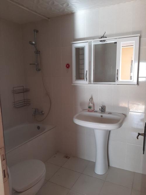 Bostanlı da, Asansörlü Doğalgazlı Ara Kat Köşe Aydınlık Daire.