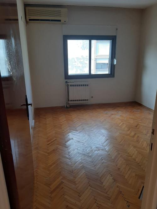 Bostanlı da, Asansörlü Doğalgazlı Ara Kat Köşe Aydınlık Daire.