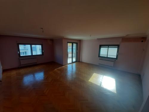 Bostanlı da, Asansörlü Doğalgazlı Ara Kat Köşe Aydınlık Daire.
