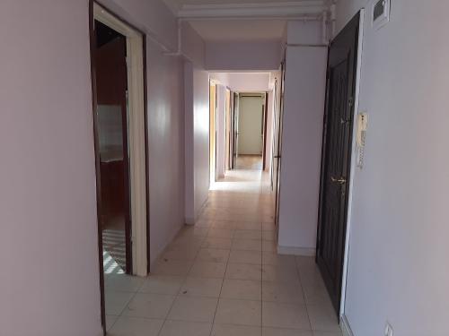 Bostanlı da, Asansörlü Doğalgazlı Ara Kat Köşe Aydınlık Daire.